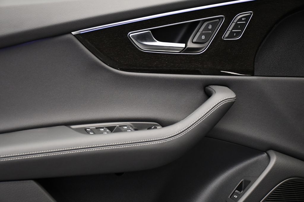 Thumbnail: 2026 Audi Q8 - 32