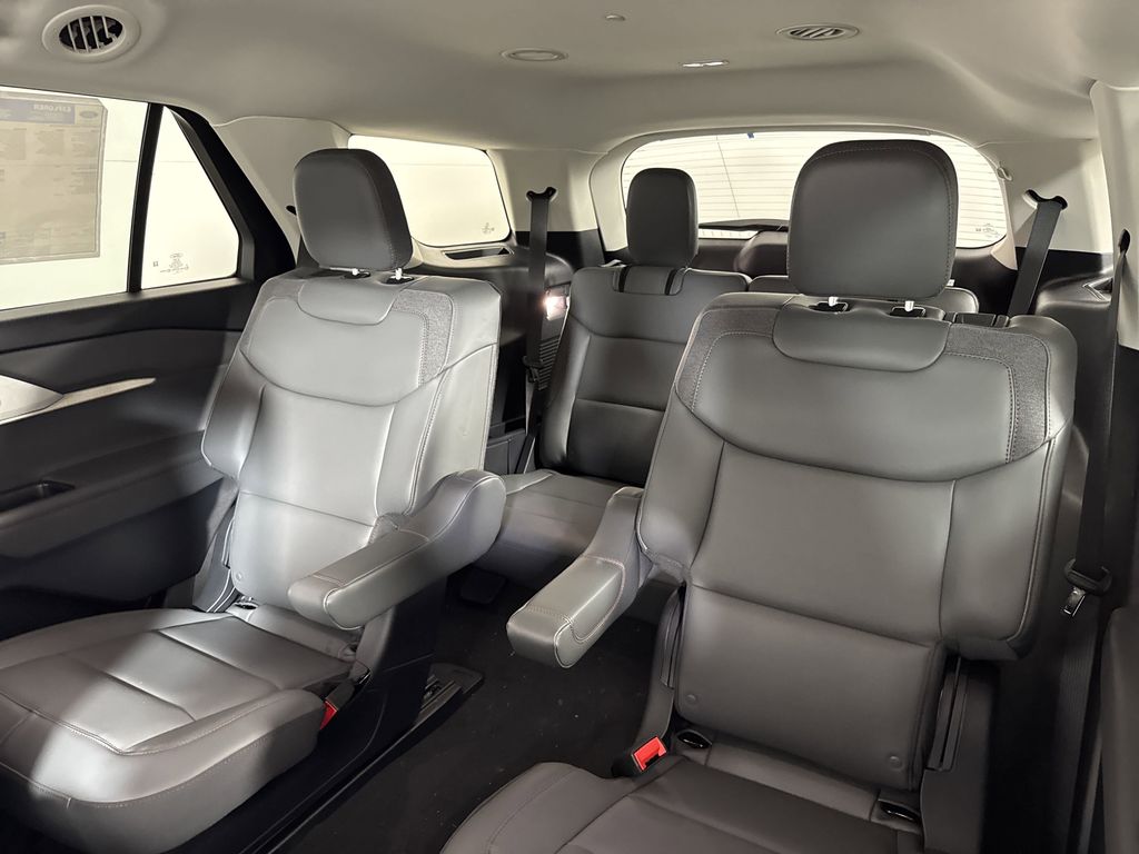 2025 Ford Explorer photo 8