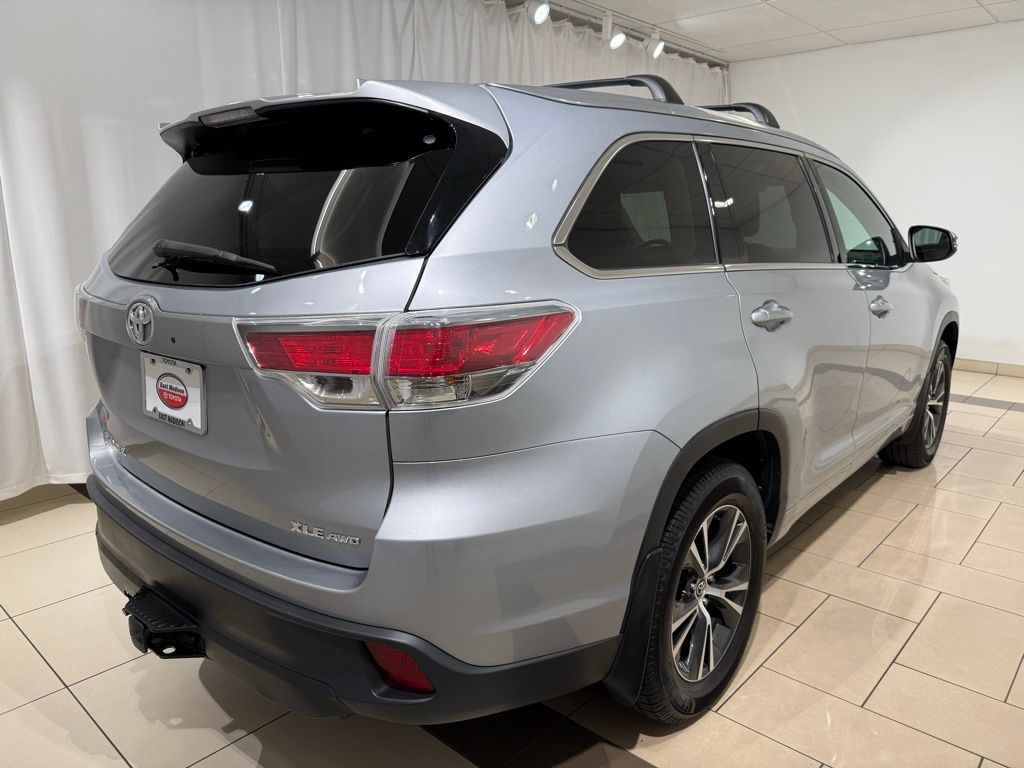 Thumbnail: 2016 Toyota Highlander - 5