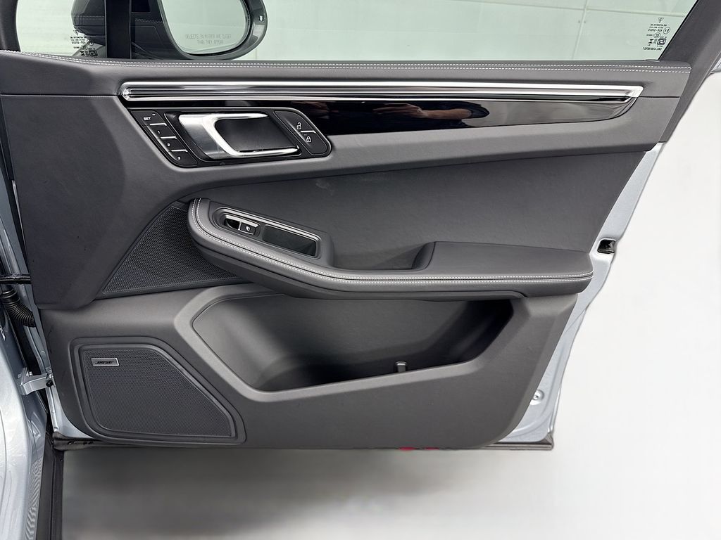 Thumbnail: 2026 Porsche Macan - 26