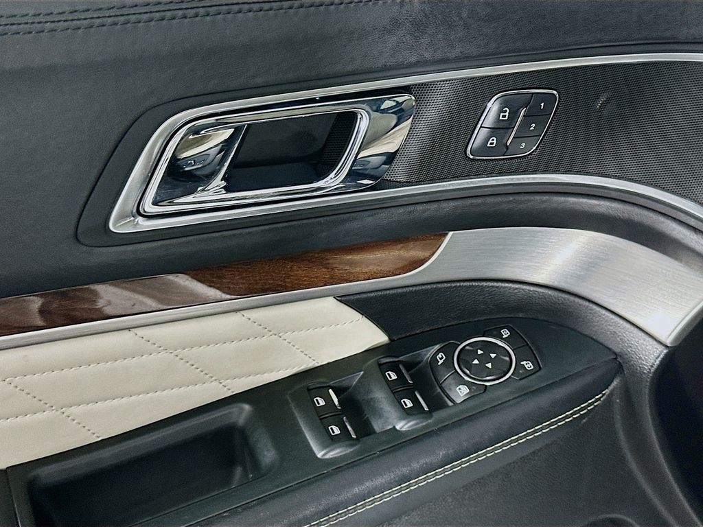 Used 2018 White Ford Platinum image 24