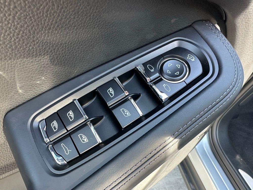 Thumbnail: 2026 Porsche Macan - 15