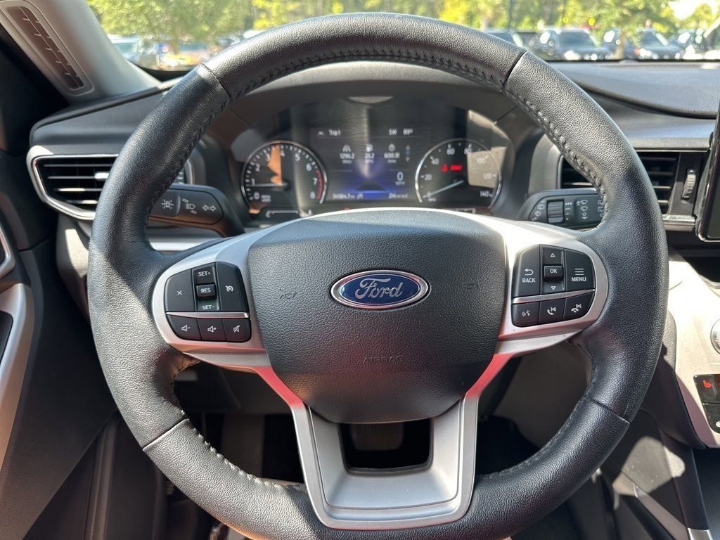 2024 Silver Metallic Ford Explorer XLT RWD SUV