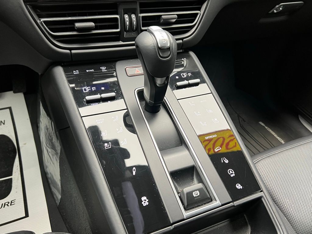 Thumbnail: 2023 Porsche Macan - 11