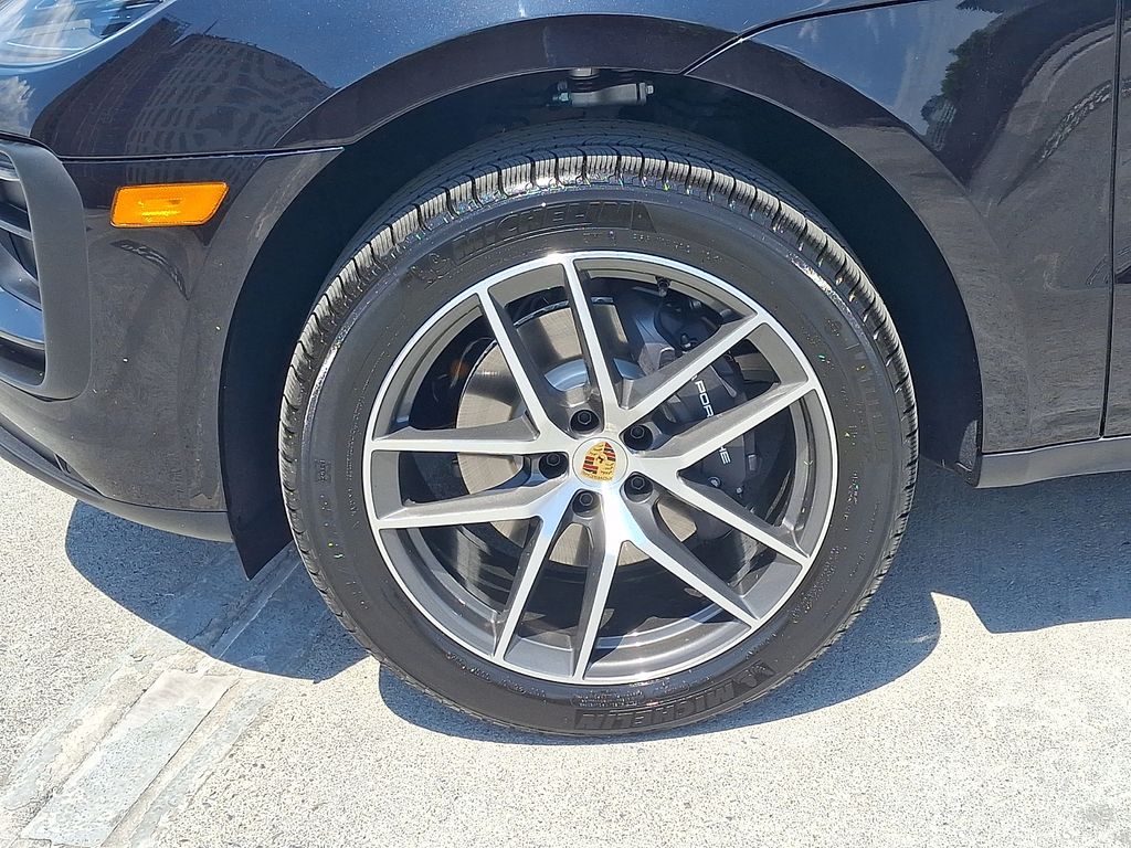 Thumbnail: 2026 Porsche Macan - 10