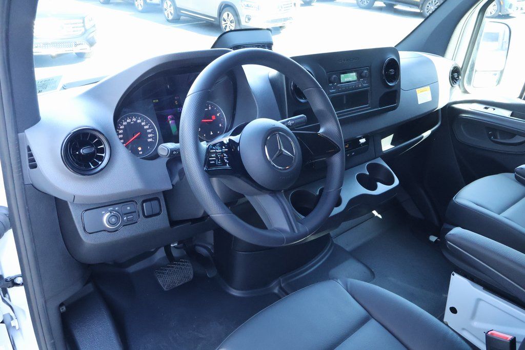 Thumbnail: 2025 Mercedes-Benz Sprinter - 3