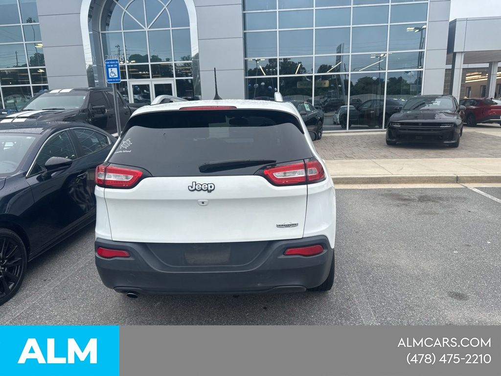 Used 2018 White Jeep Latitude image 12