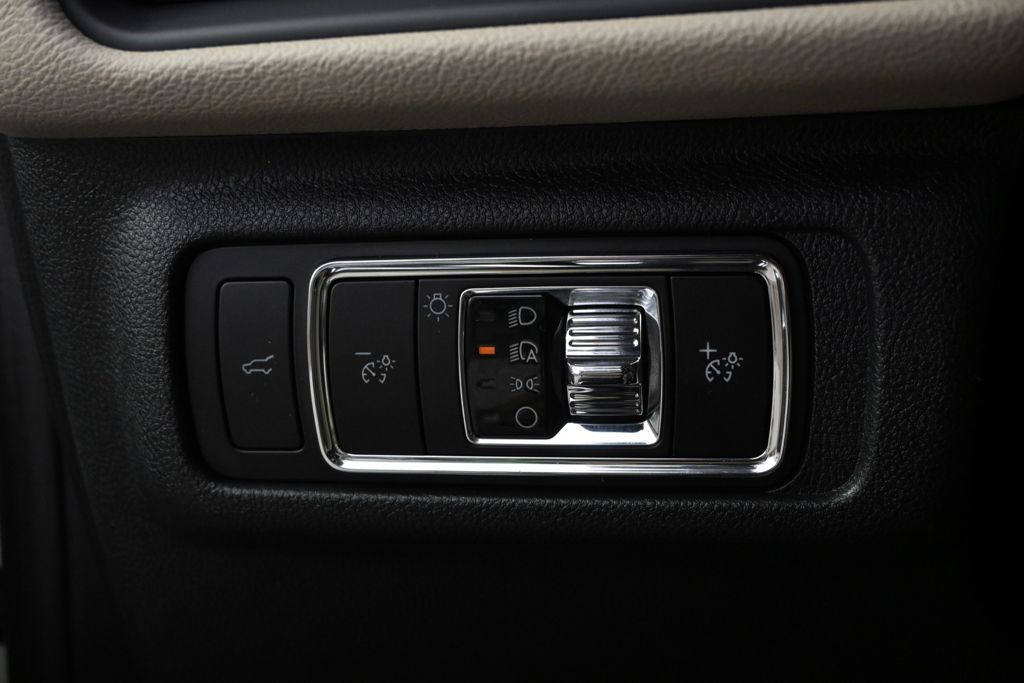 New 2026 White Lincoln Premiere image 24