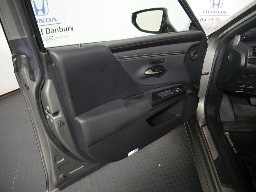 Thumbnail: 2021 Lexus ES - 14