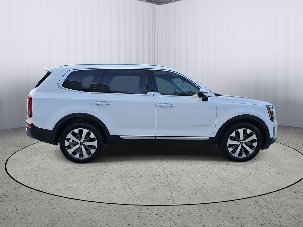 Used 2022 White Kia S image 6