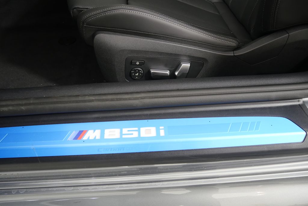 2026 BMW 8 Series M850i xDrive 10