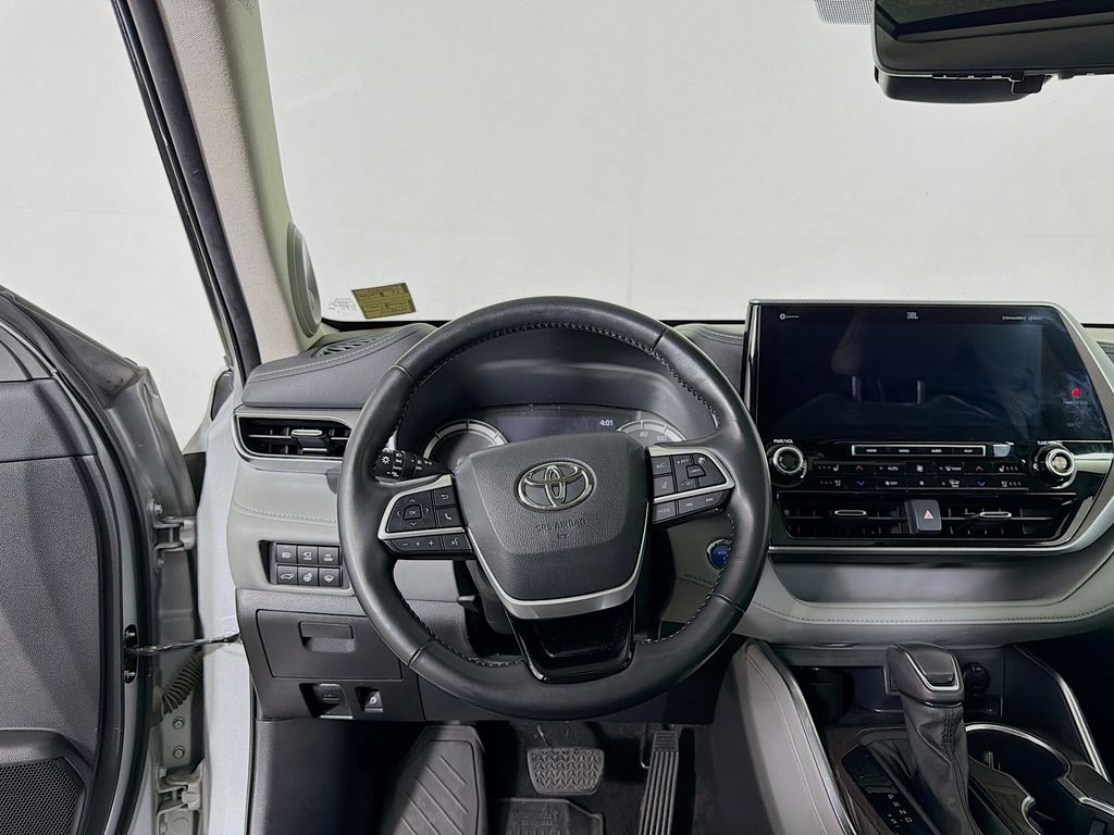 Used 2022 Toyota Highlander Hybrid SUV