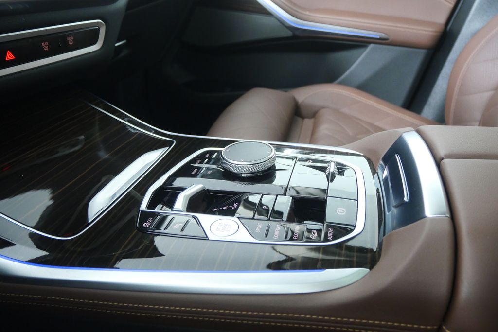 Thumbnail: 2025 BMW X7 - 25