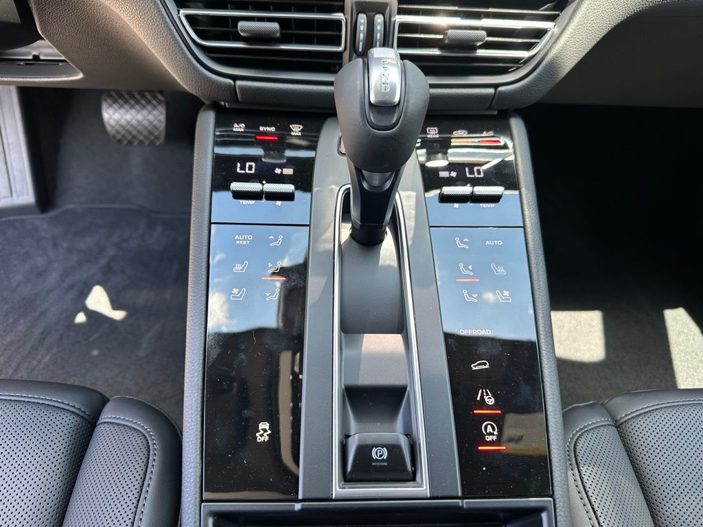 Thumbnail: 2025 Porsche Macan - 23