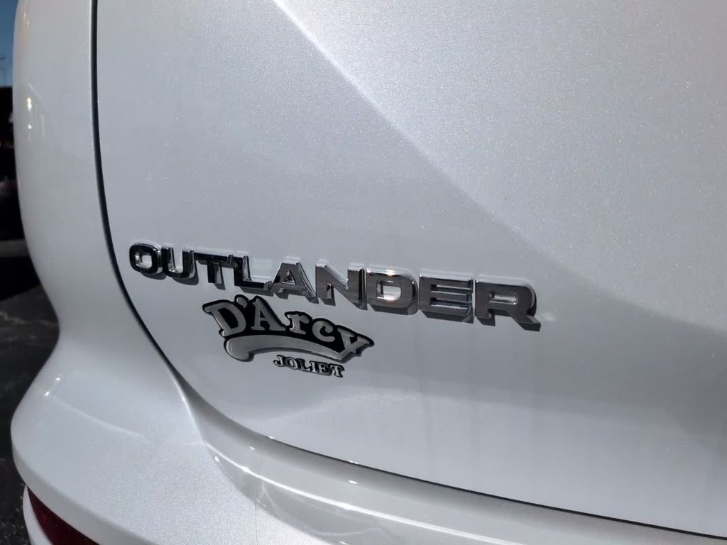 New 2026 White Mitsubishi SE image 9