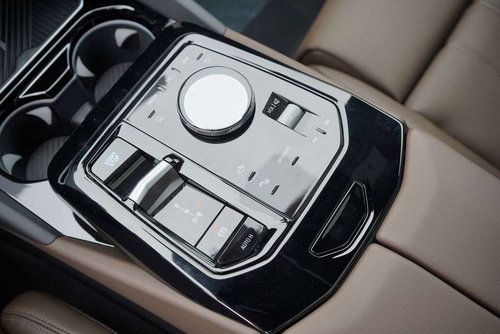 Thumbnail: 2026 BMW i5 - 19