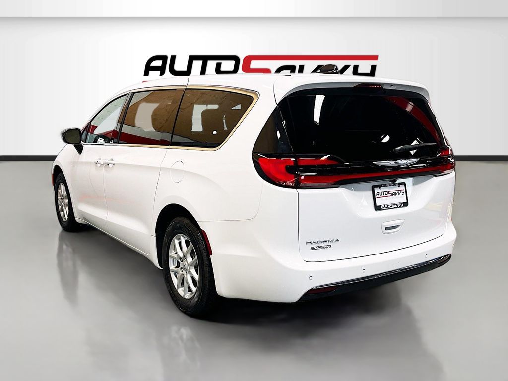 Used 2026 Bright White Clearcoat Chrysler Select image 5