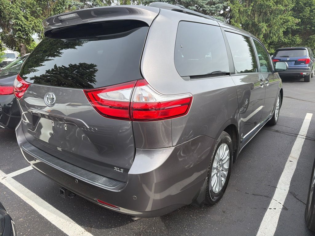 Thumbnail: 2017 Toyota Sienna - 3