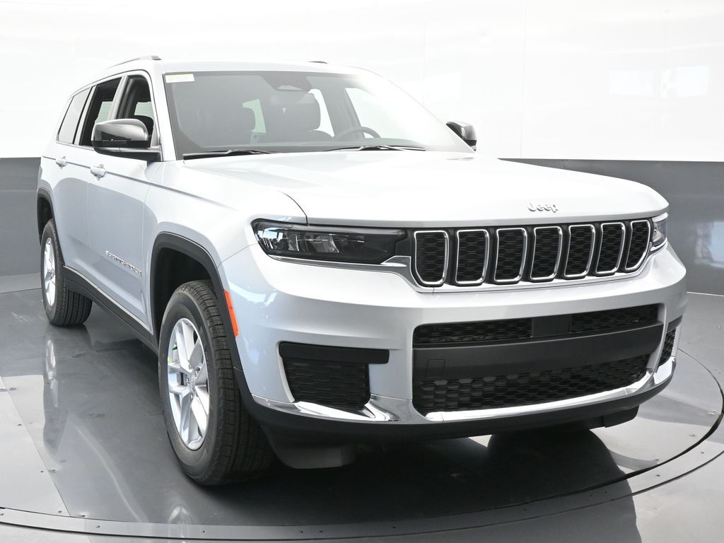 Used 2024 Silver Zynith Jeep Laredo image 9