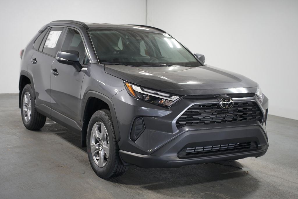 2025 Toyota RAV4 XLE 3