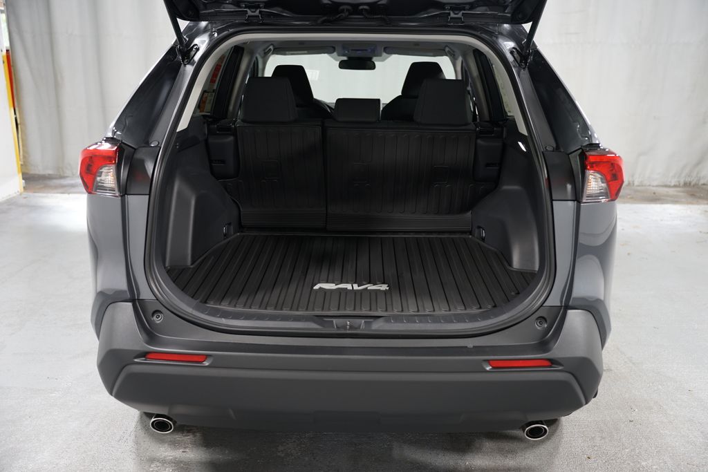 2025 Toyota RAV4 LE 32