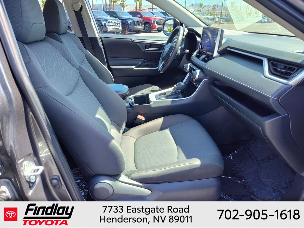 2024 Toyota RAV4 XLE - Photo 15
