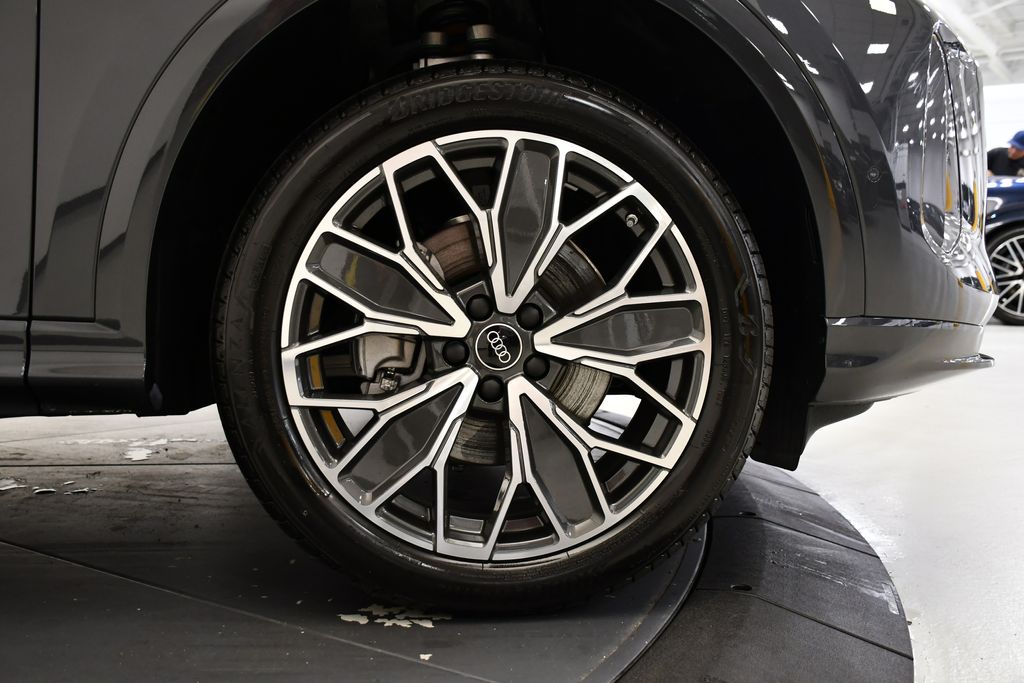 Thumbnail: 2025 Audi Q5 - 16