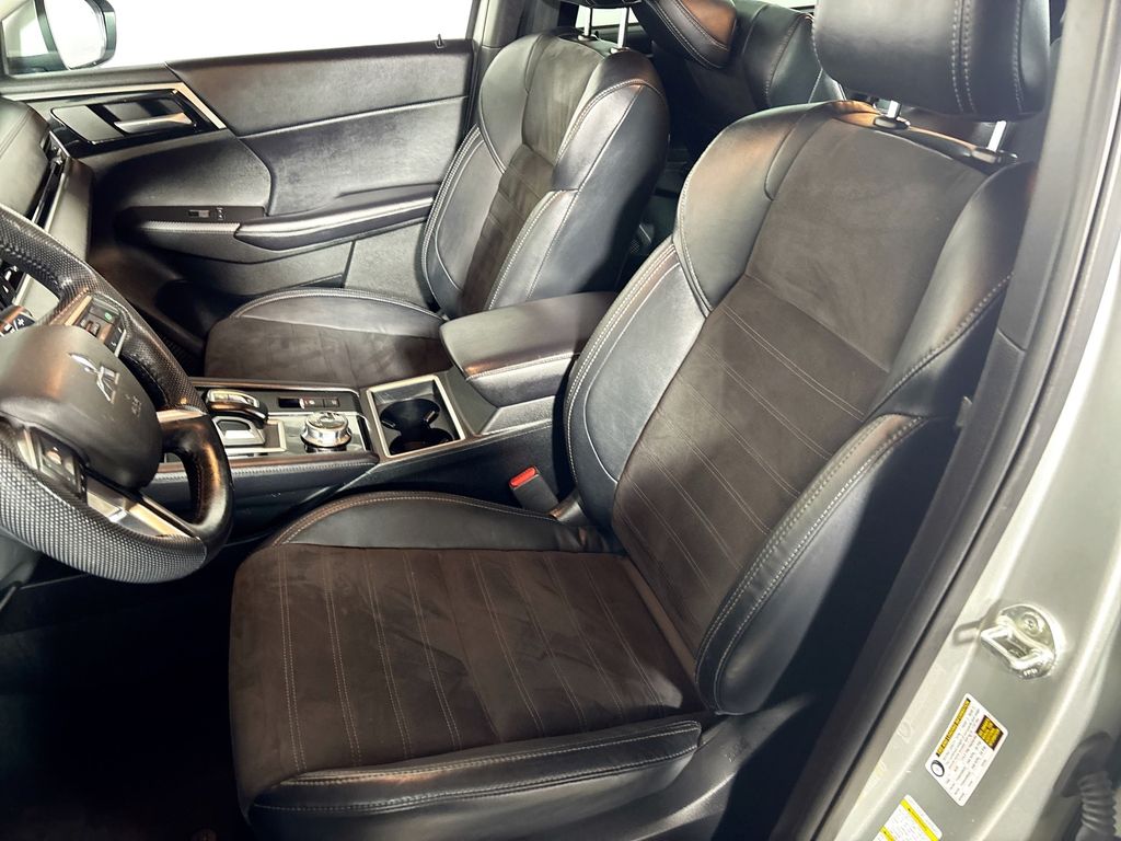 2023 Mitsubishi Outlander SE