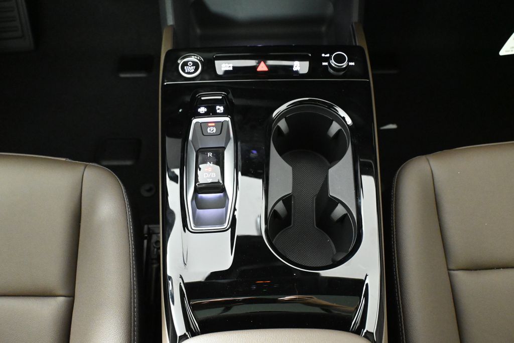 Thumbnail: 2025 Audi Q6 e-tron - 16