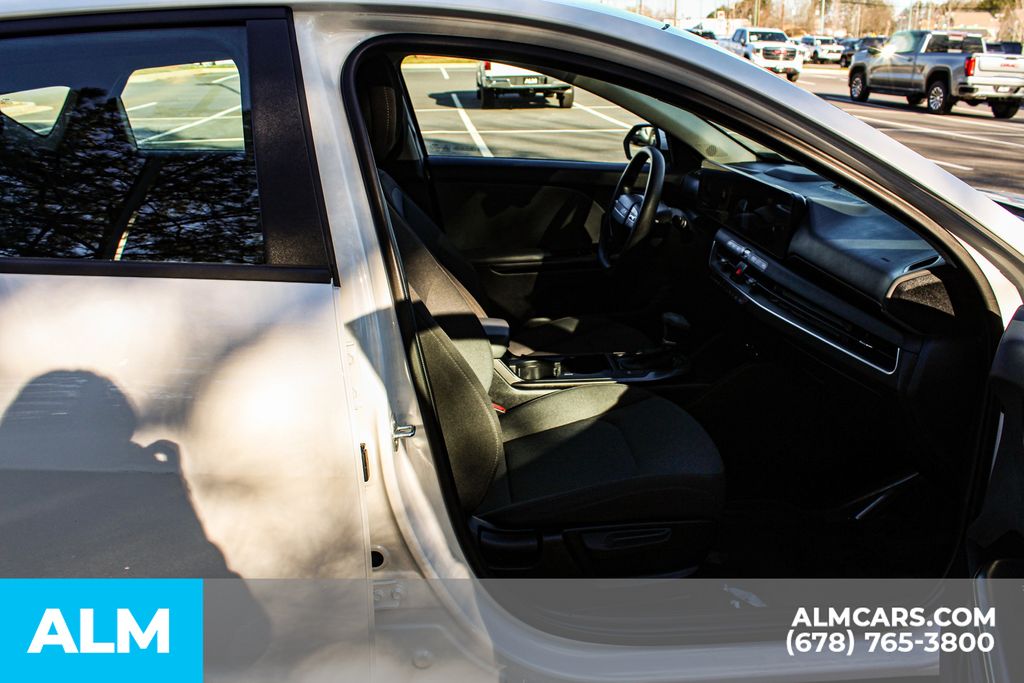 Used 2025 White Kia LXS image 19
