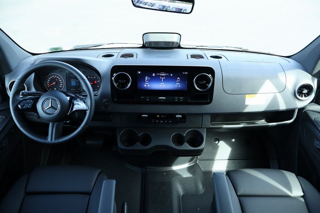 Thumbnail: 2025 Mercedes-Benz Sprinter - 4