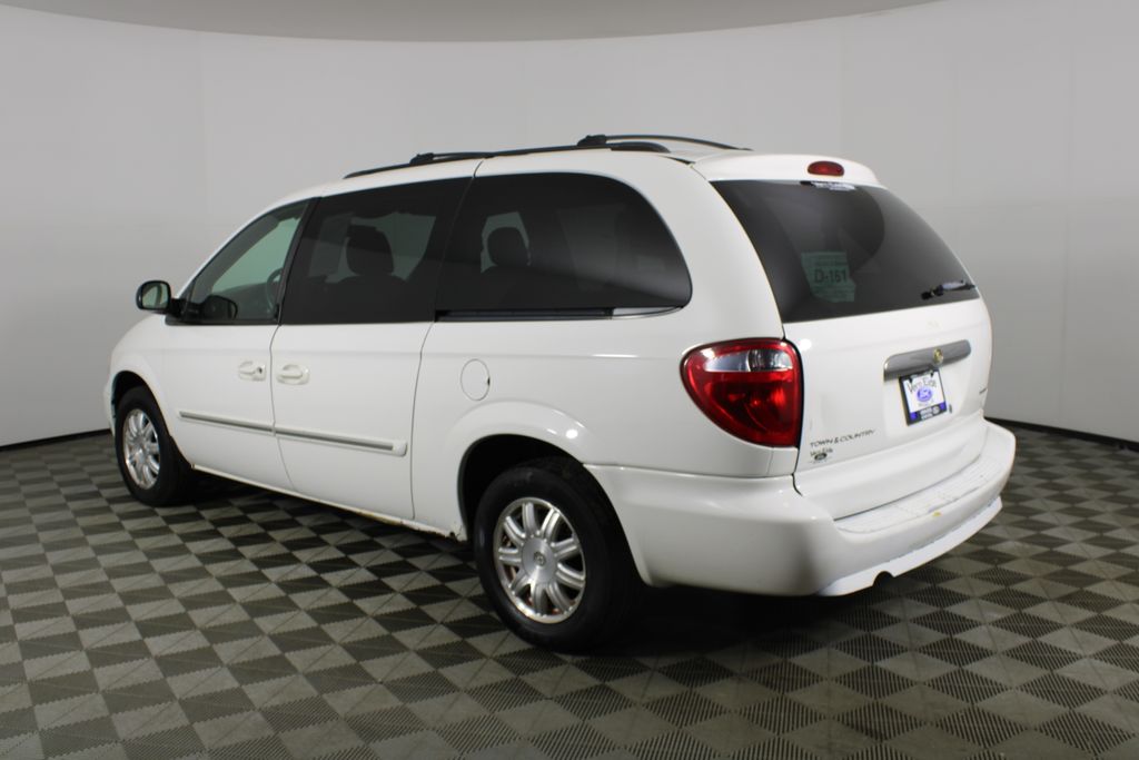 Used 2006 Chrysler Town & Country for sale in 