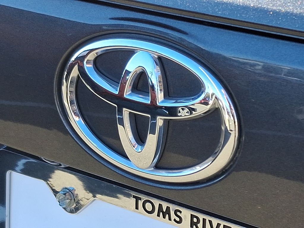 2022 Toyota RAV4 LE 29