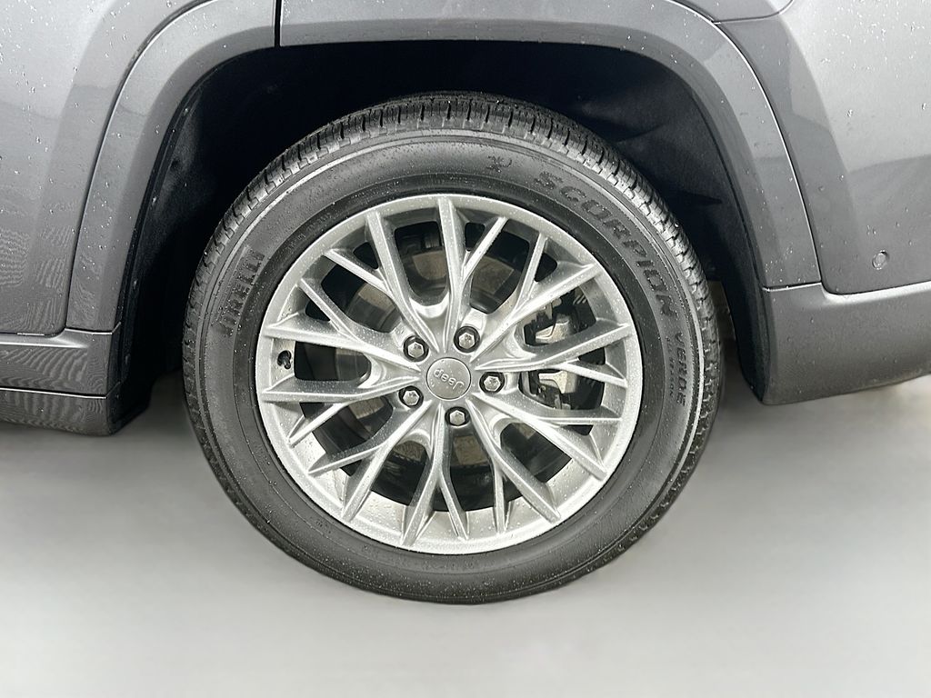 Used 2022 Gray Jeep Summit 4xe image 33