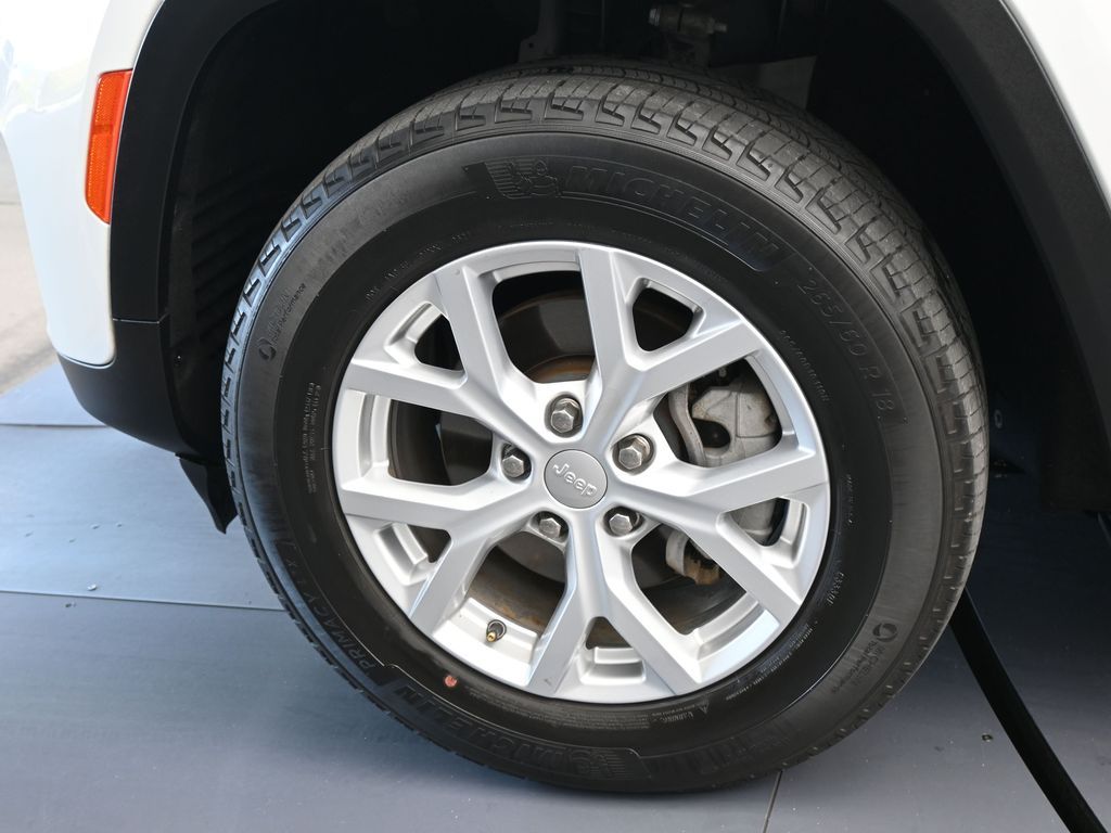 Used 2023 Bright White Clearcoat Jeep Limited image 31