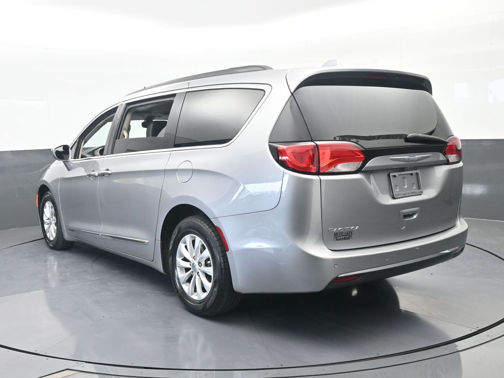 Used 2017 Billet Silver Metallic Clearcoat Chrysler Touring L image 4