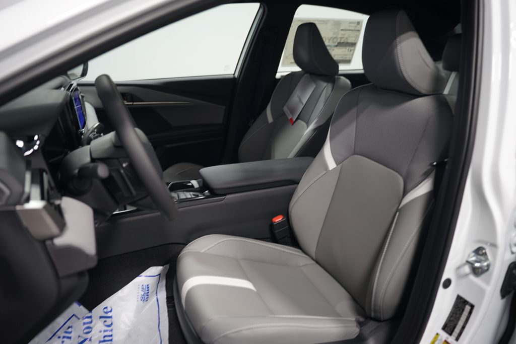 2025 Toyota Camry SE 28