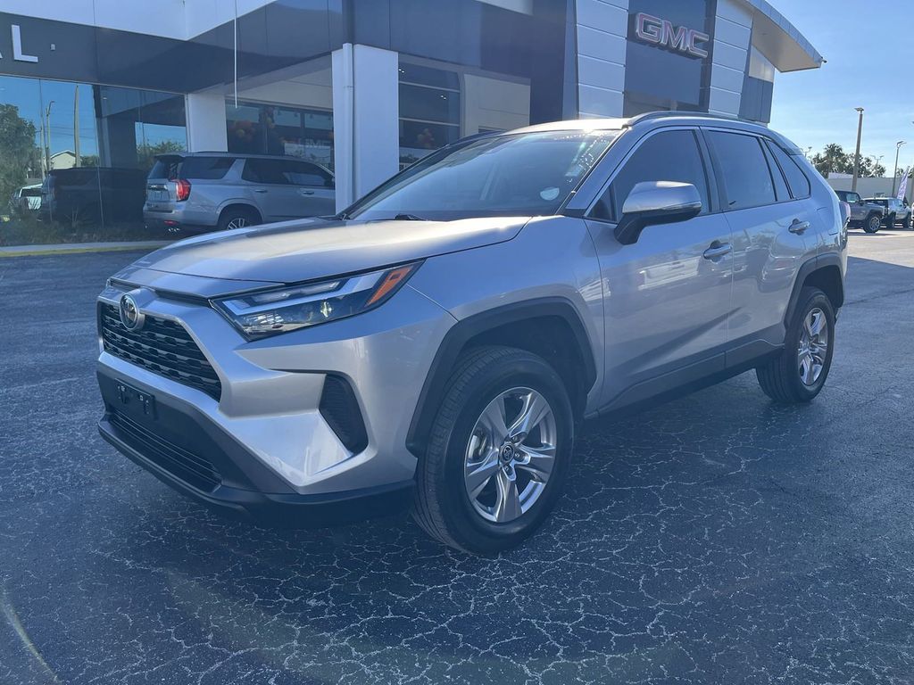 2022 Toyota RAV4 XLE 8