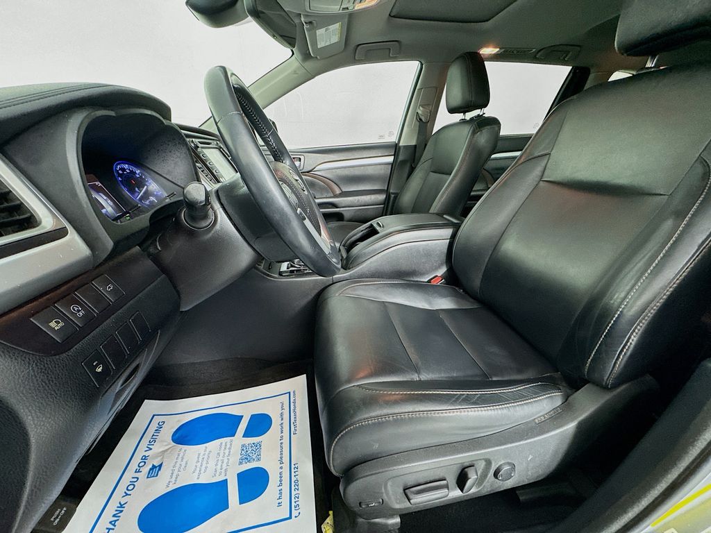 Used Car 2018 Toyota Highlander  Xle For Sale Under $25,000 In Austin, Texas