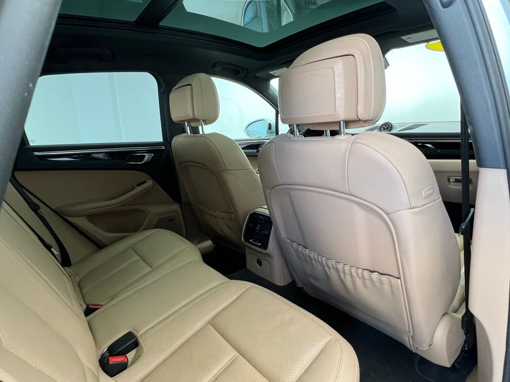 Thumbnail: 2022 Porsche Macan - 16