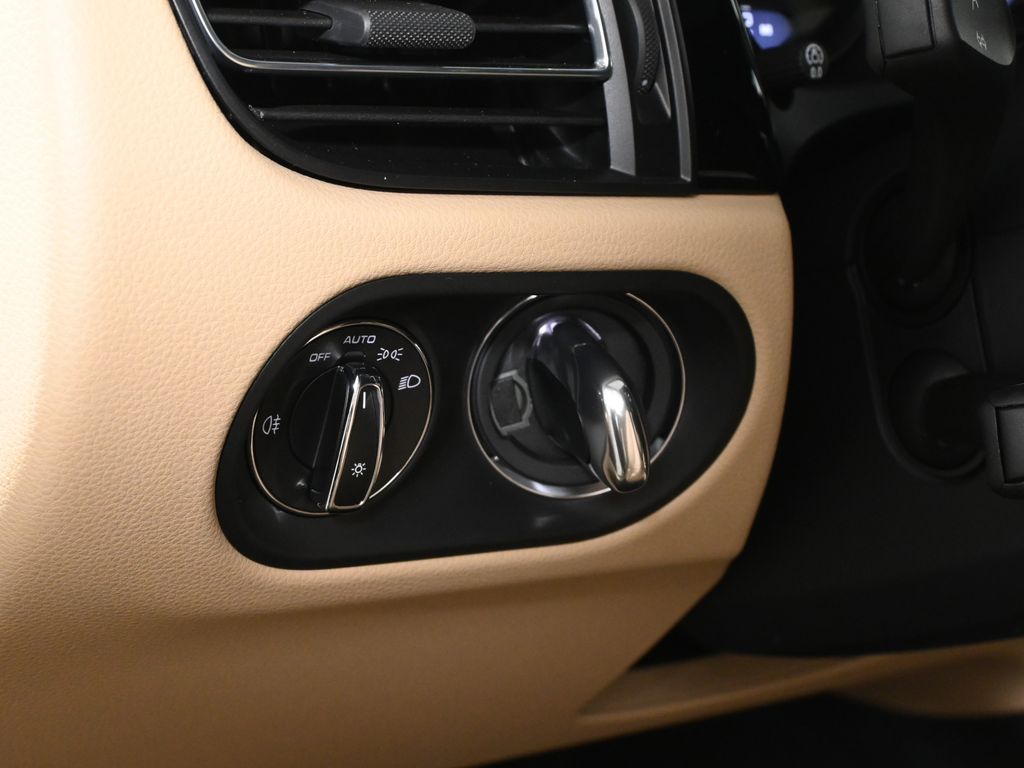 Thumbnail: 2026 Porsche Macan - 30