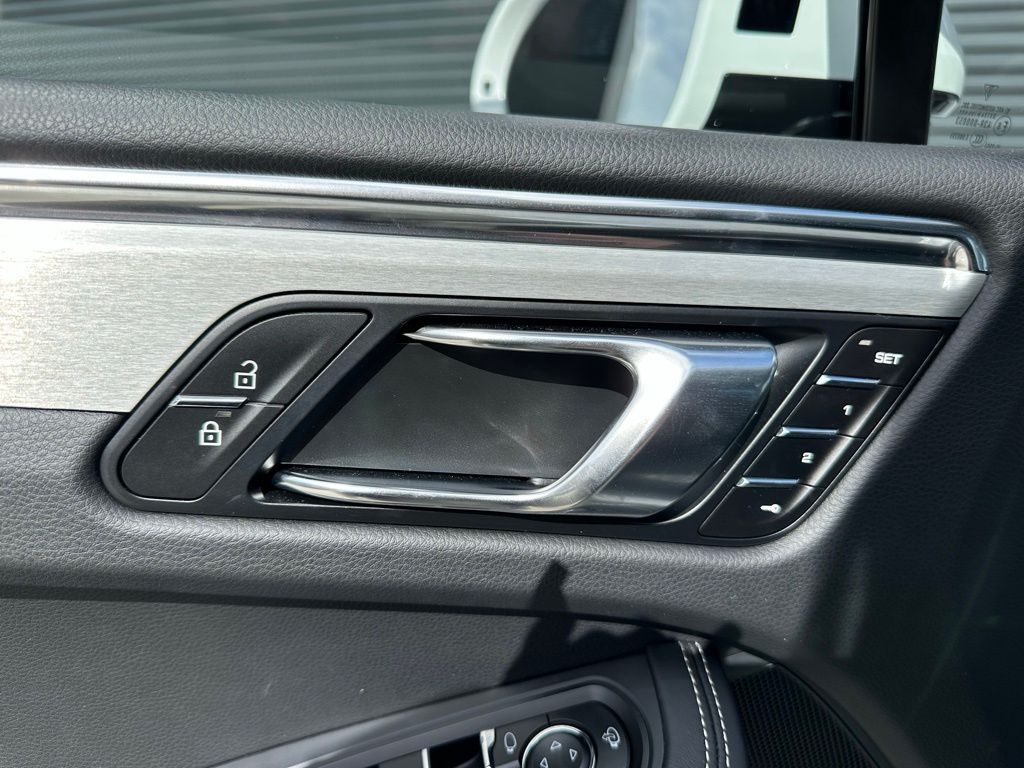 Thumbnail: 2025 Porsche Macan - 19