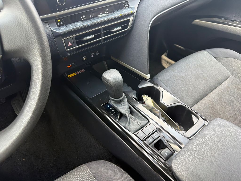 2025 Toyota Camry LE - Photo 34