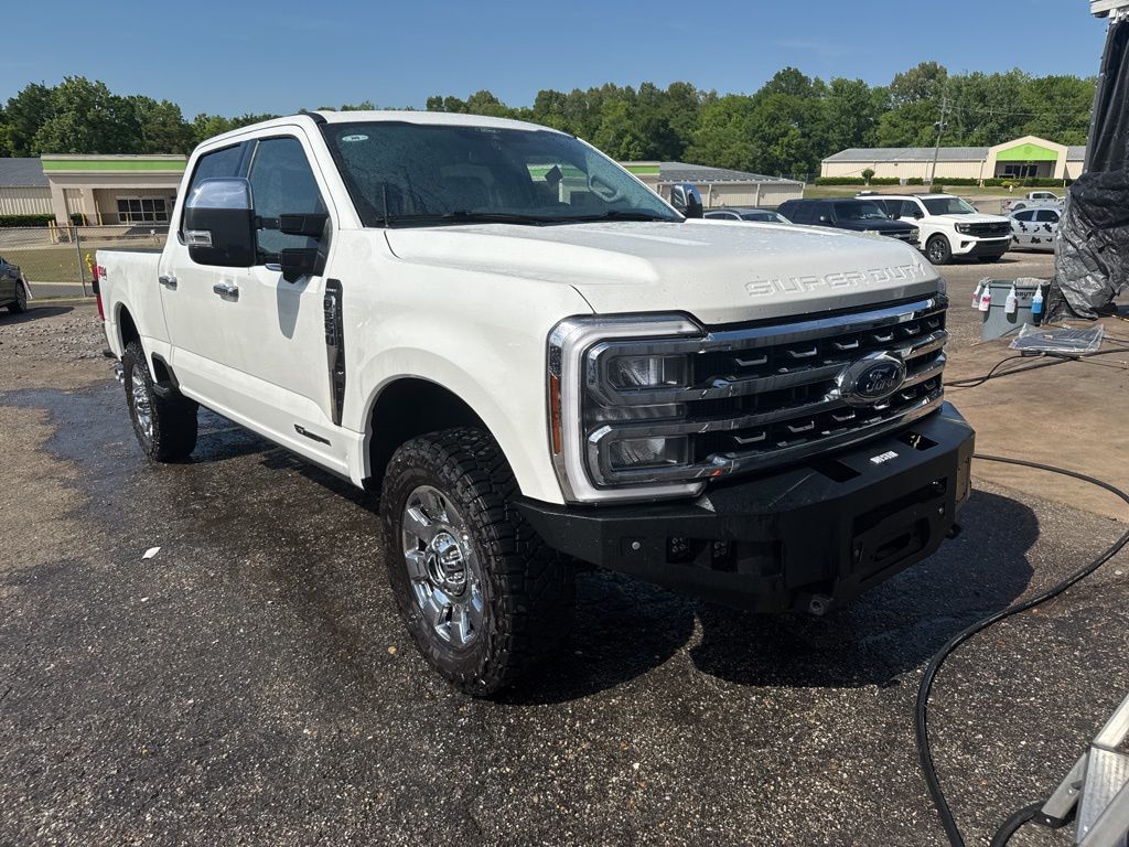2025 Star White Metallic Tri-Coat Ford Super Duty F-350 SRW Lariat 4X4 Truck