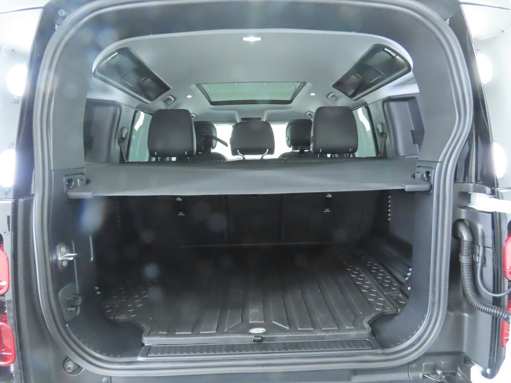 2025 Land Rover Defender 110 30