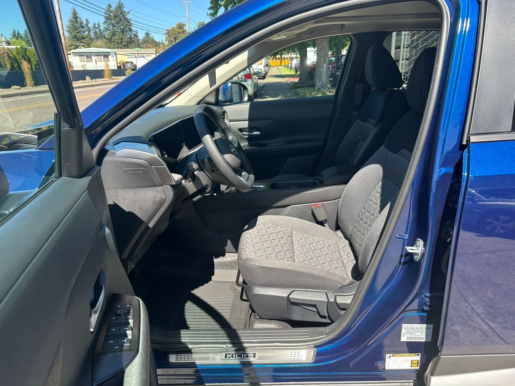 2025 Nissan Kicks SV