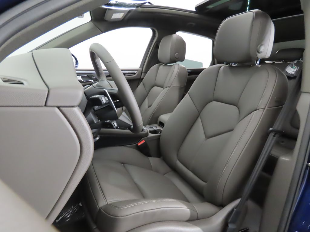 Thumbnail: 2026 Porsche Macan - 5