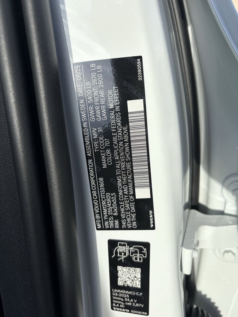 New 2026 Crystal White Volvo B5 AWD Plus image 31