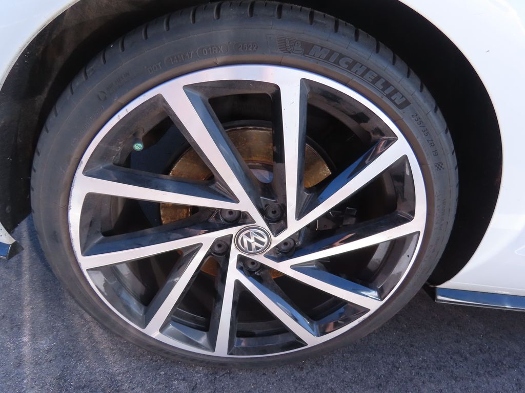 Thumbnail: 2019 Volkswagen Golf - 17