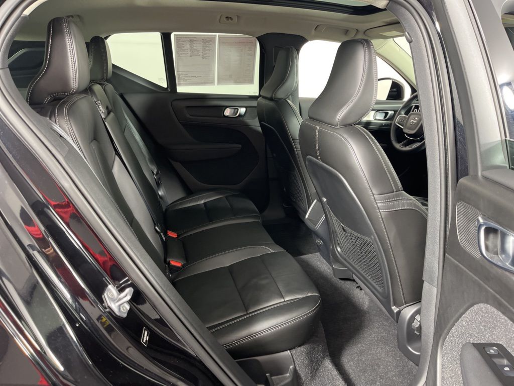 Thumbnail: 2022 Volvo XC40 - 13